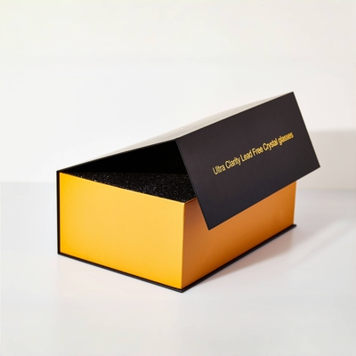 Caixa de embalagem magnética de luxo com logotipo estampado em ouro e acabamento UV